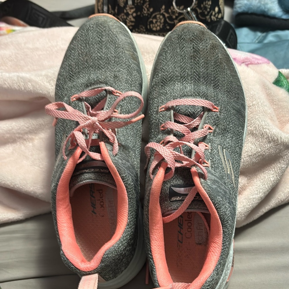 Barely worn 7.5 US. Skechers.